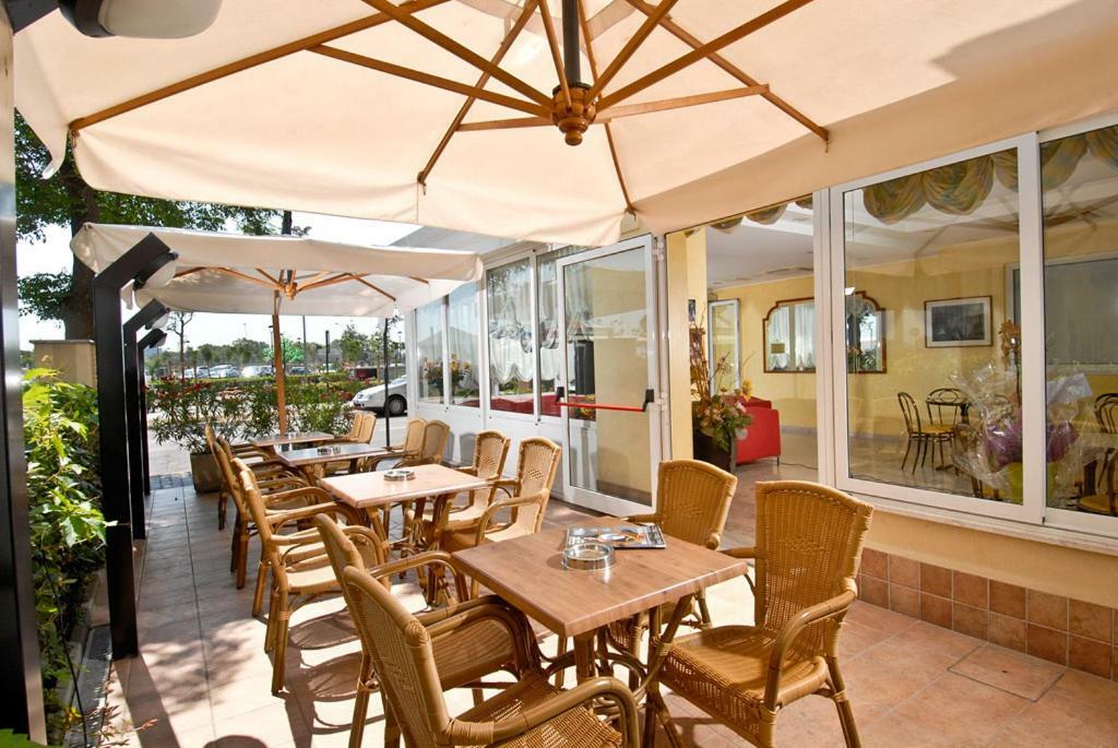 Hotel Alba Serena Misano Adriatico Exterior foto